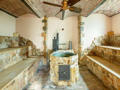 Sala acogedora con bancos de piedra y techo de bóveda, ideal para descanso en hotel o spa