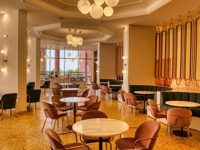 Eleganter Hotel-Loungebereich mit modernem Mobiliar und warmem Licht.