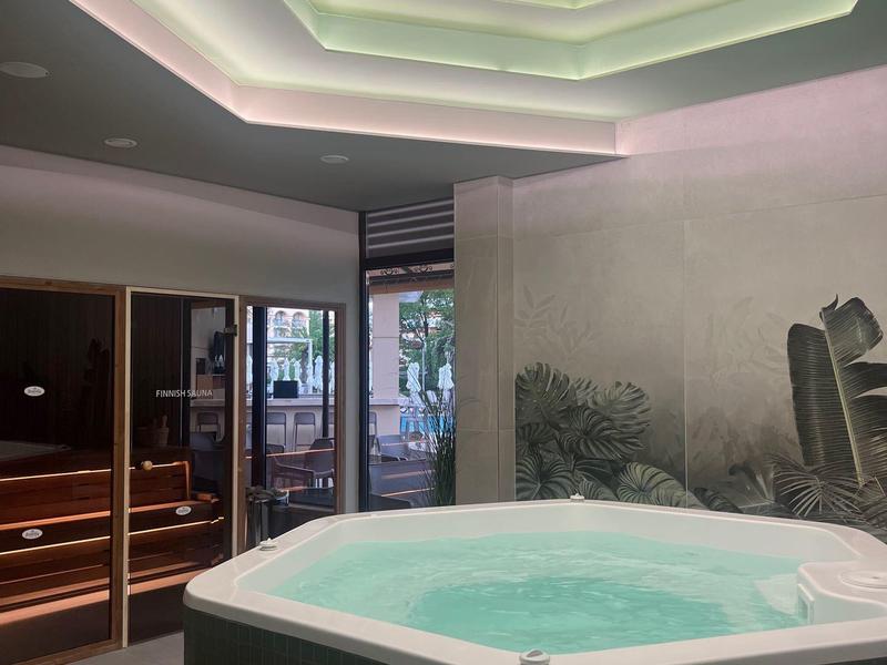 Moderní wellness s vířivkou a saunou, tlumené osvětlení a stylové stropní světlo