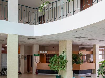 Heldere, goed verlichte hotellobby met meerdere verdiepingen en moderne inrichting.