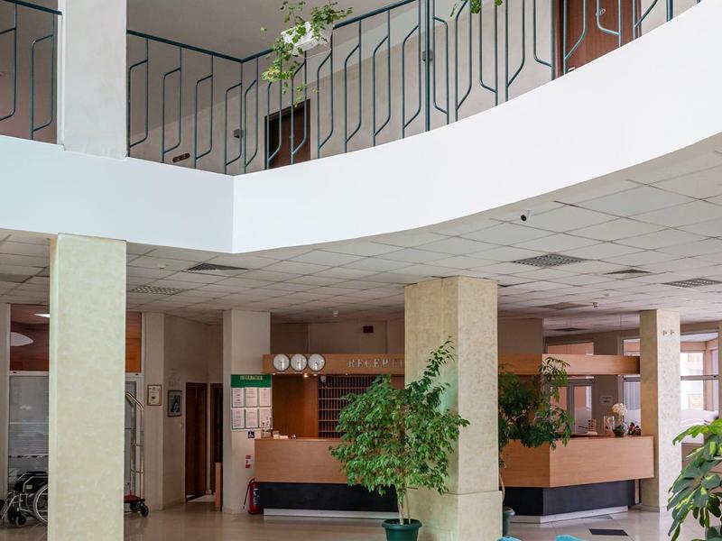 Heldere, goed verlichte hotellobby met meerdere verdiepingen en moderne inrichting.