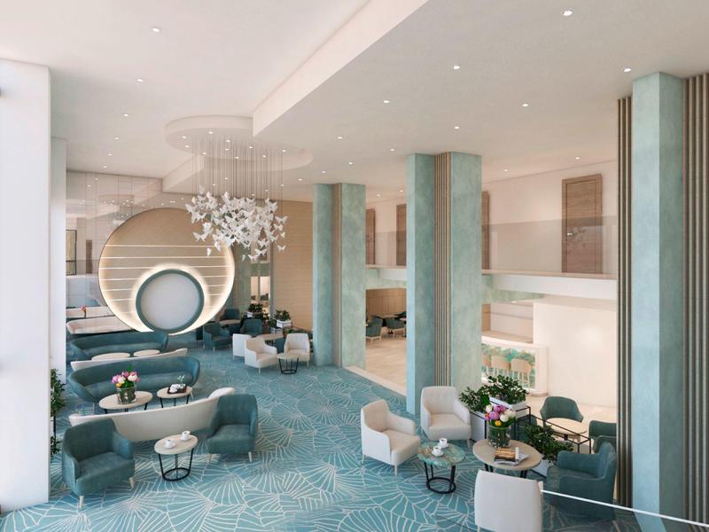 Luxuriöser, heller Lounge-Bereich mit blauen Teppich, runden Sesseln und moderner Beleuchtung.