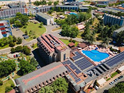 Ein großer Hotelkomplex mit mehreren Gebäuden, einem Pool und direktem Zugang zum Strand.
