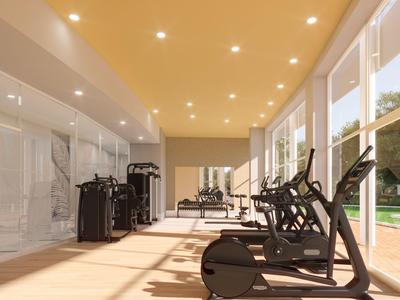 Jasna siłownia z nowoczesnym sprzętem i dużymi oknami z widokiem na ogród.