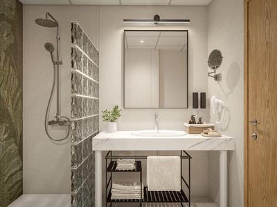 Baño moderno con pared de bloques de vidrio y lavabo con espejo y estante de madera debajo.