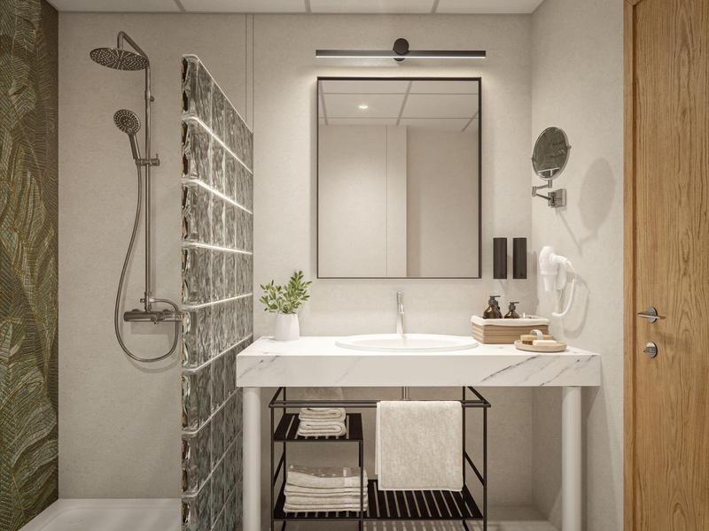 Baño moderno con pared de bloques de vidrio y lavabo con espejo y estante de madera debajo.