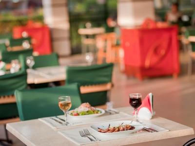 Close-up van een tafel met eten en drinken in een restaurant.