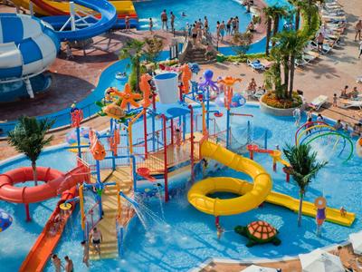 Kleurrijke waterspeeltuin met glijbanen en waterattracties in een hotelzwembad