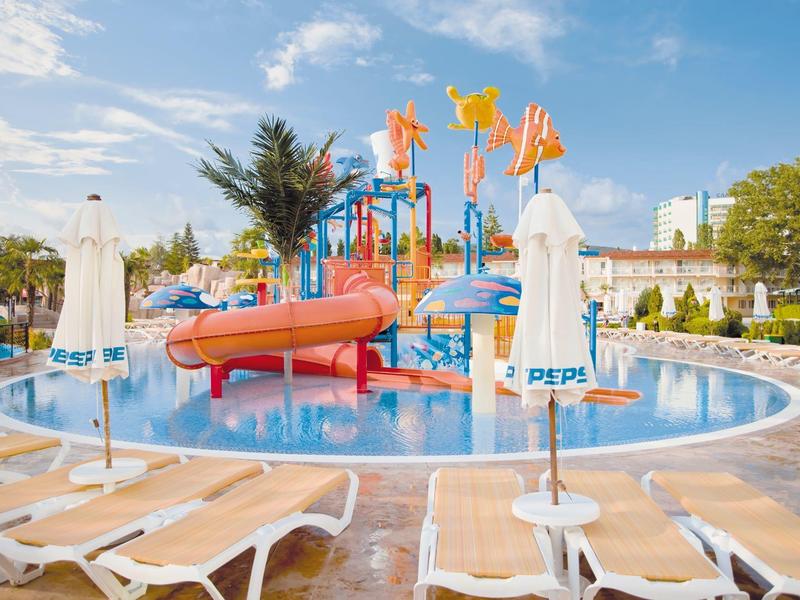 Modern hotel loungegebied met houten meubels en gezellige sfeer.