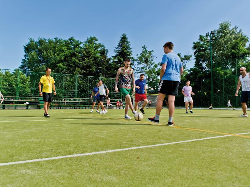 Moderne eetzaal met groene stoelen en hangende kroonluchters