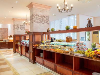 Licht buffet met herfstdecoratie en diverse gerechten in een restaurant.