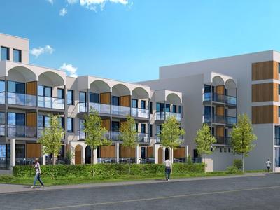 Moderní hotelová budova s balkony, skleněnou fasádou a zelenými stromy pod modrou oblohou.