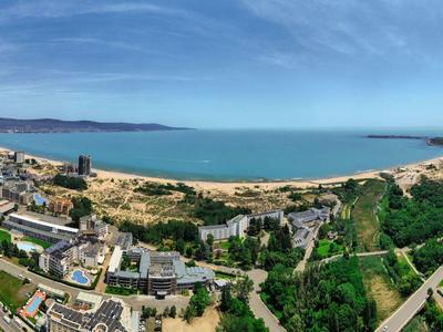 Panoramablick auf Stadt, Strand und Meer mit blauem Himmel bei klarem Wetter.