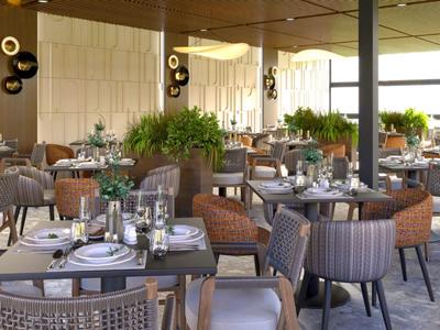 Elegantes Hotelrestaurant mit modernem Mobiliar und gedeckten Tischen in warmem Licht.
