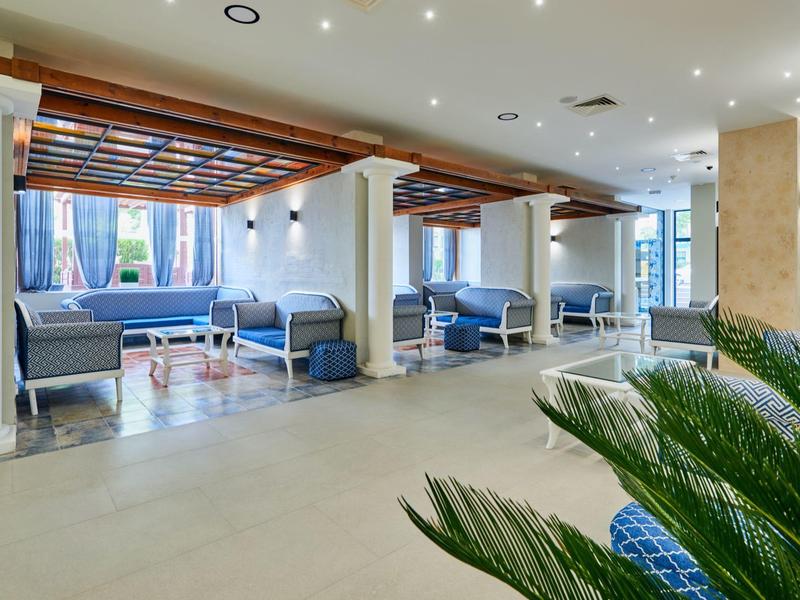 Moderne hotel loungeruimte met comfortabele zitplaatsen en natuurlijk licht.