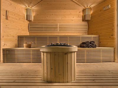 Houtsauna met banken, kachel en handdoeken in warm licht