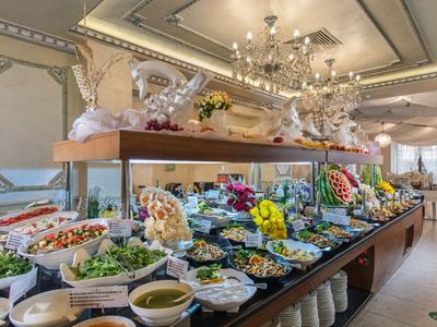 Buffet met een grote selectie verse salades en voorgerechten in een lichte eetzaal.