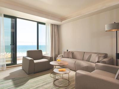 Moderne fitnessruimte met diverse trainingsapparatuur en kleurrijk wandontwerp.