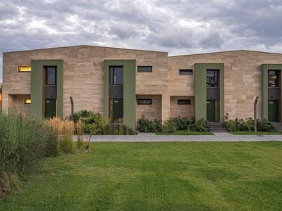 Moderne accommodatie met stenen rijtjeshuizen en een goed onderhouden gazon onder bewolkte lucht.