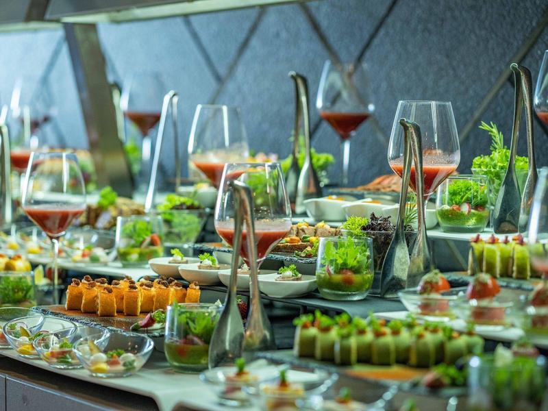 Elegant buffet met diverse hapjes en dranken in een stijlvolle restaurantomgeving.