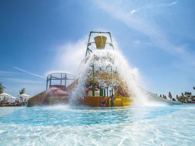Wasserspielplatz mit spritzendem Wasser und blauen Himmel im Hintergrund.