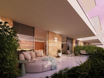 Moderner Hotelbalkon mit gemütlichen Sitzmöbeln und grünen Pflanzen unter beleuchtetem Dach.