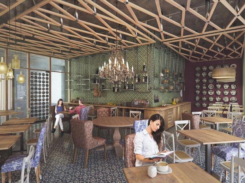 Modernes Hotelzimmer mit Balkon, Bett, Spiegeln und Kommode mit Blumendekoration.