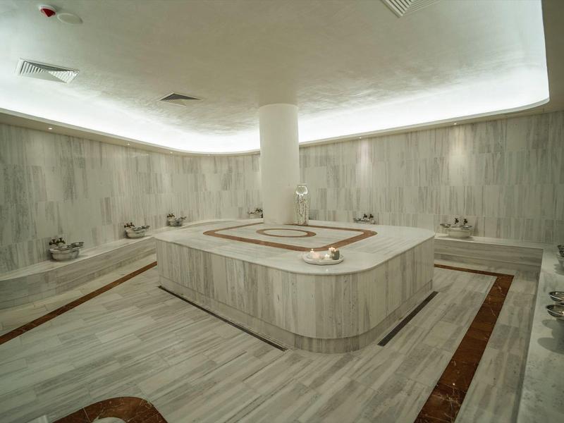 Großer türkischer Hamam mit zentraler beheizter Steinstation und Marmorwänden