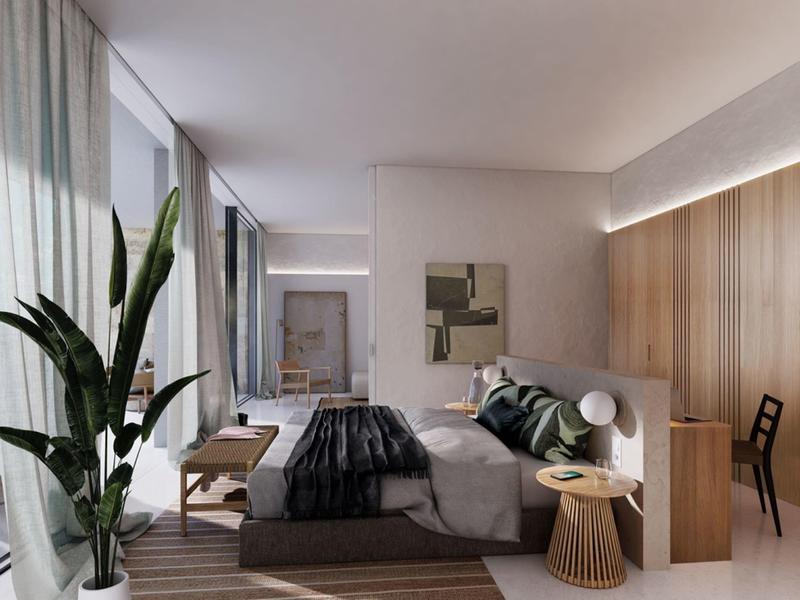 Modernes Hotelzimmer mit großem Bett, Pflanzen und Holzvertäfelung an der Wand.