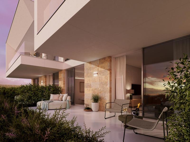 Moderner Balkon mit Sitzgelegenheiten und Pflanzen bei Sonnenuntergang in einem Hotel