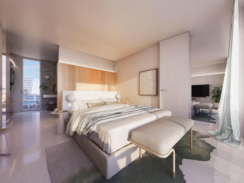 Modernes Schlafzimmer mit großem Bett, Holzvertäfelung und Tageslicht durch Fenster