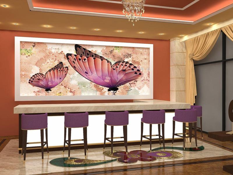 Moderner Raum mit großer bunter Schmetterlingswandmalerei, violetten Stühlen und elegantem Kronleuchter.