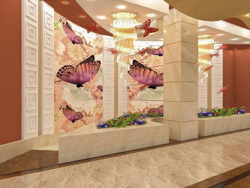 Eleganter Flur mit marmoriertem Boden, Säulen und farbenfroher Schmetterlingswanddekoration.