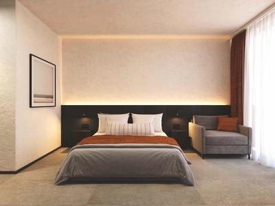 Modernes Schlafzimmer mit großem Bett, beiger Wand, grauem Teppich und Sessel am Fenster.