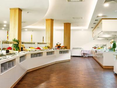 Groot modern ontbijtbuffet met witte toonbanken en houten vloer in hotel