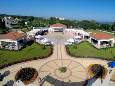 Grande complesso alberghiero con padiglioni, lettini e vista sul mare