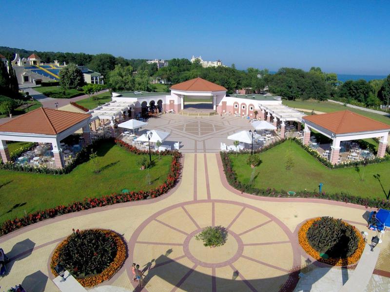 Grande complesso alberghiero con padiglioni, lettini e vista sul mare
