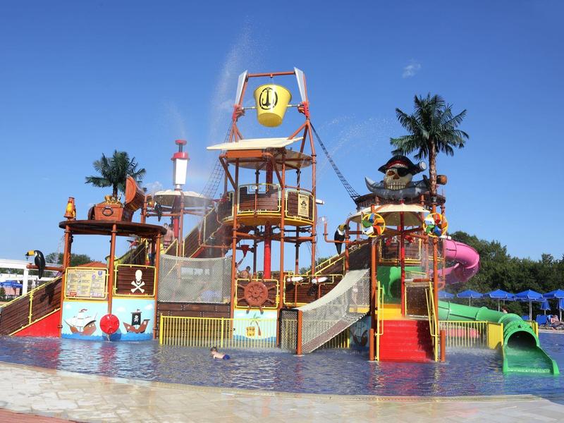Kleurige waterspeeltuin met glijbanen en waterattributen in een hotelzwembad
