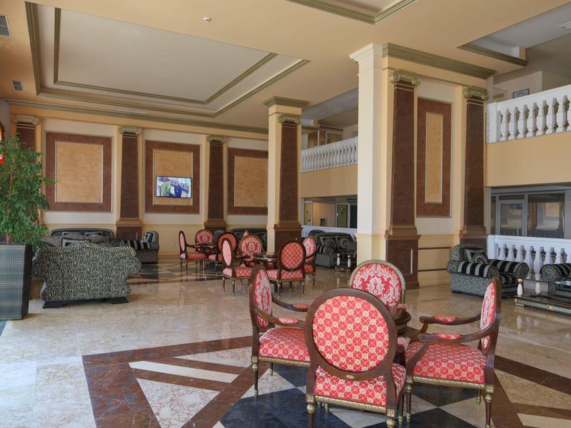 Elegante hotel lobby met klassieke stoelen, tafels en banken.