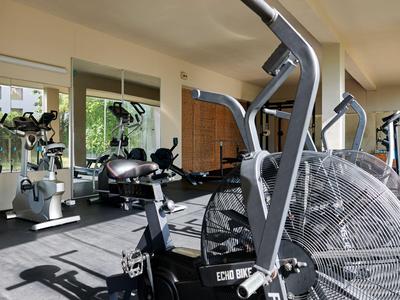 Palestra con attrezzature per allenamento e specchi in un hotel