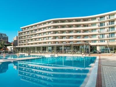 Nowoczesny kompleks hotelowy z pokojami z balkonem obok dużego basenu pod czystym niebem