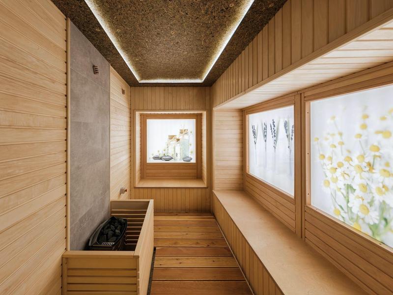 Sauna en bois avec banc en bois et fenêtres éclairées avec motifs naturels