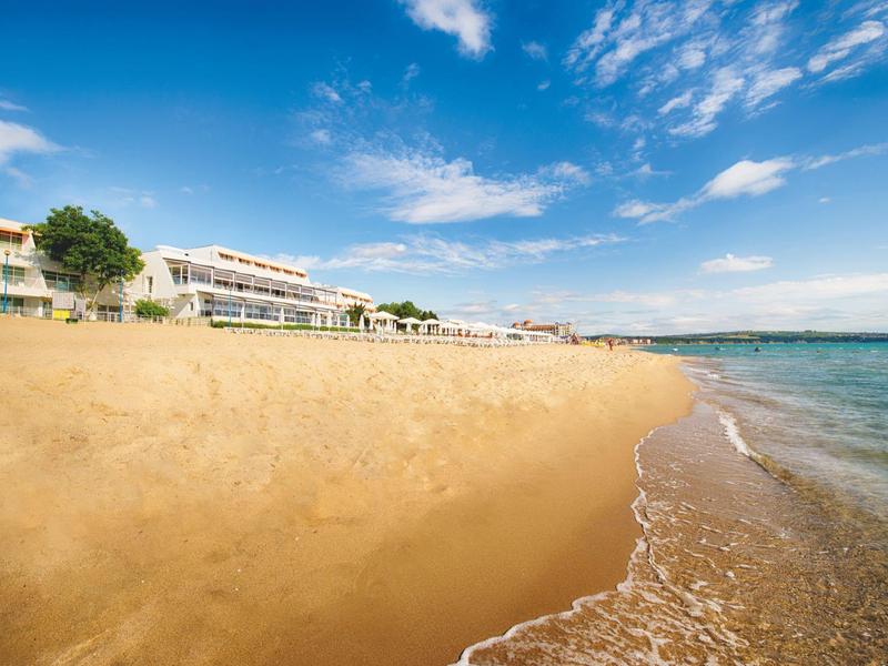 Moderne buitenruimte van een café met tafels en stoelen onder een overdekte ruimte.