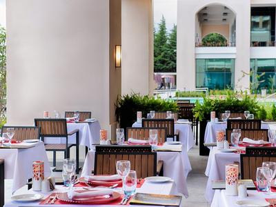 Piscina cubierta con tumbonas y grandes ventanales que dejan entrar mucha luz natural.