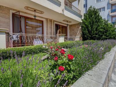 Blick auf einen Balkon mit Blumengarten und Lavendel in einem Wohn- oder Hotelgebäude