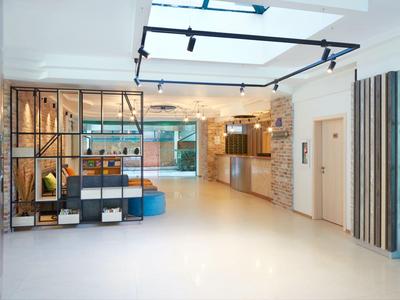 Modern, ruim interieur met open ontwerp, gezellige zitplaatsen en geïntegreerde keuken.