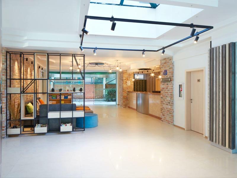 Modern ontworpen hotellobby met zitplekken, planken en ruime indeling.