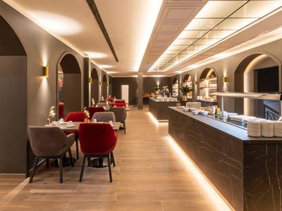 Elegantes Restaurant mit modernen Möbeln, Holzfußboden und hellen Beleuchtungselementen.