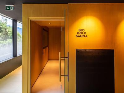 Moderner Saunabereich mit BIO Gold Sauna und Holzverkleidung.