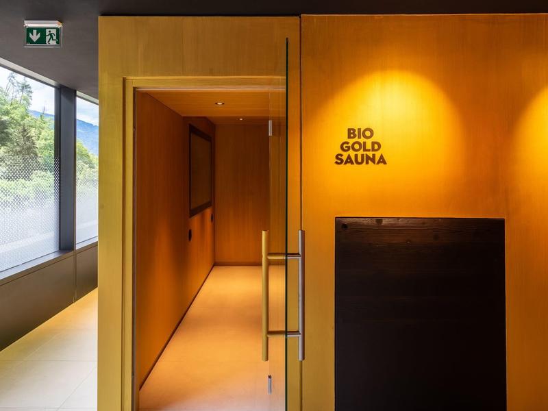 Moderner Saunabereich mit BIO Gold Sauna und Holzverkleidung.